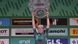 Ciclismo, Giro di Lombardia: Pogacar cala il tris, ma che bravo Bagioli: secondo davanti a Roglic