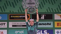 Ciclismo, Giro di Lombardia: Pogacar cala il tris, ma che bravo Bagioli: secondo davanti a Roglic