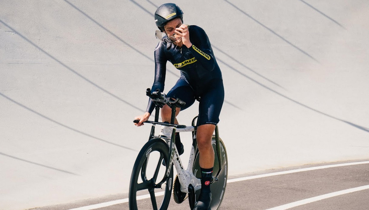 Ciclismo, Bussi è la donna più veloce della storia: il record mondiale dell’ora è figlio della generosità