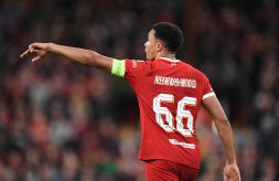 Liverpool, incidente per Alexander-Arnold: il terzino vivo per miracolo