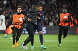 Champions, Psg-Milan: solo un invasore riesce a fermare Mbappè. A Parigi spuntano striscioni anti terrorismo, le foto