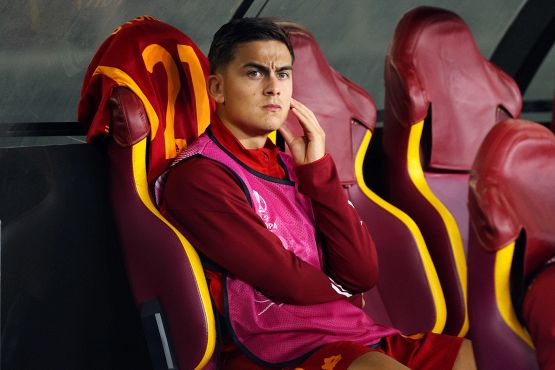 Roma, gli scontri con lo Slavia Praga scatenano la polemica degli steward. E Dybala diventa un caso