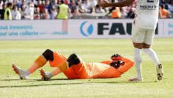 Follia in Ligue 1, portiere Clermont ferito al volto da un petardo a Montpellier