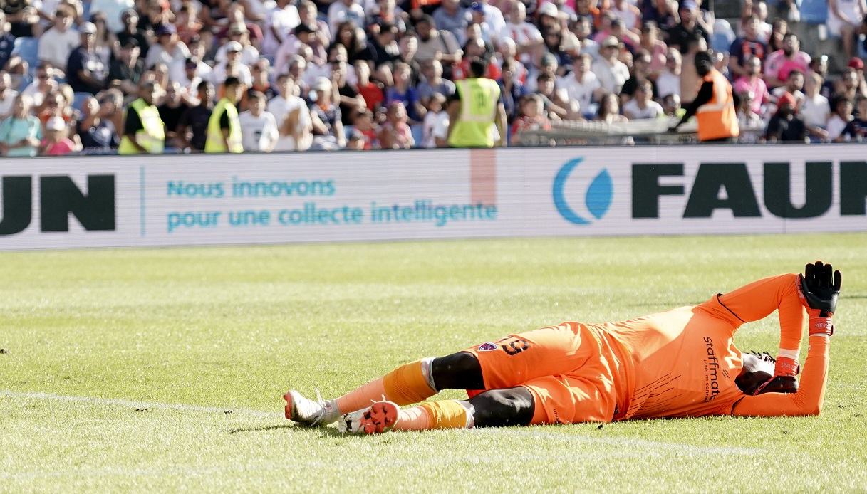 Follia in Ligue 1, portiere Clermont ferito al volto da un petardo a Montpellier