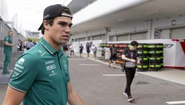 F1, Lance Stroll e la spinta al preparatore: il canadese si scusa, la FIA lo ammonisce. Il video e il precedente Verstappen
