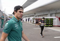 F1, Lance Stroll e la spinta al preparatore: il canadese si scusa, la FIA lo ammonisce. Il video e il precedente Verstappen