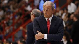 Basket Serie A, Olimpia Milano ancora ko: Napoli vince e sogna, lite tra Ettore Messina e il coach della Gevi