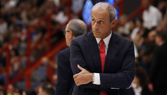 Basket, Olimpia Milano ko anche a Sassari: è crisi, Messina rischia di fallire la Final Eight di Coppa Italia