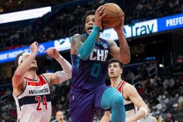 NBA, Bridges torna in campo a Charlotte tra gli applausi dopo gli abusi sulla moglie e la sospensione di 30 partite