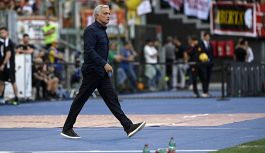 Roma, Mourinho: lo show e il rosso scatenano il web, l'ha fatto apposta? E' bufera