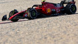 F1 Gp Qatar, Sainz e la sabbia in pista a Losail: 'Mio padre sarebbe andato forte'. Team radio virale