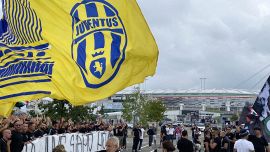 Juventus, Douglas Costa pronto a tornare: i tifosi si spaccano, perché sì e perché no