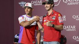 MotoGP, Gp Qatar: Bagnaia se la ride: 'Più stressanti le nozze con Domizia'. Martin lo mette in guardia: 'Vinco qui e poi si vede'