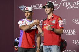 MotoGP, Gp Qatar: Bagnaia se la ride: "Più stressanti le nozze con Domizia". Martin lo mette in guardia: "Vinco qui e poi si vede"