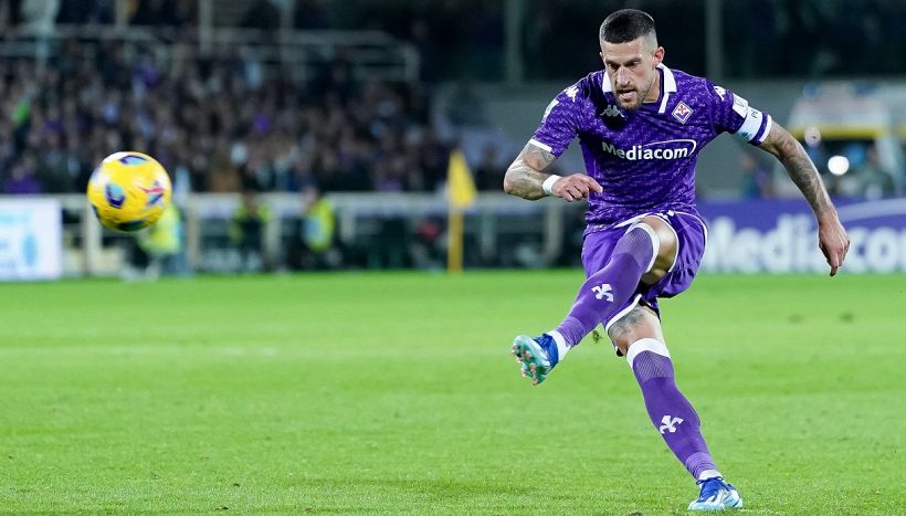 Fiorentina, Biraghi dopo la Juve affronta il fango: sorpreso a spalare a Campi Bisenzio, l'applauso del web