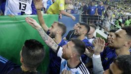 Brasile-Argentina 0-1: scontri tifosi-polizia, Messi lascia il campo poi decide Otamendi, Scaloni verso l’addio