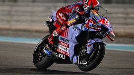 MotoGp, GP Qatar: vittoria capolavoro Di Giannantonio. Bagnaia 2° con spavento finale, va a +21 su Martin in crisi. Podio Marini