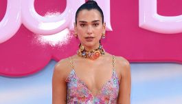Serie B, Palermo: Dua Lipa indossa la maglia rosanero e i tifosi impazziscono