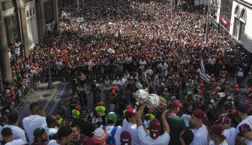 Follia a Rio per festa Fluminense: samba, sfottò al Boca e tensione: interviene polizia