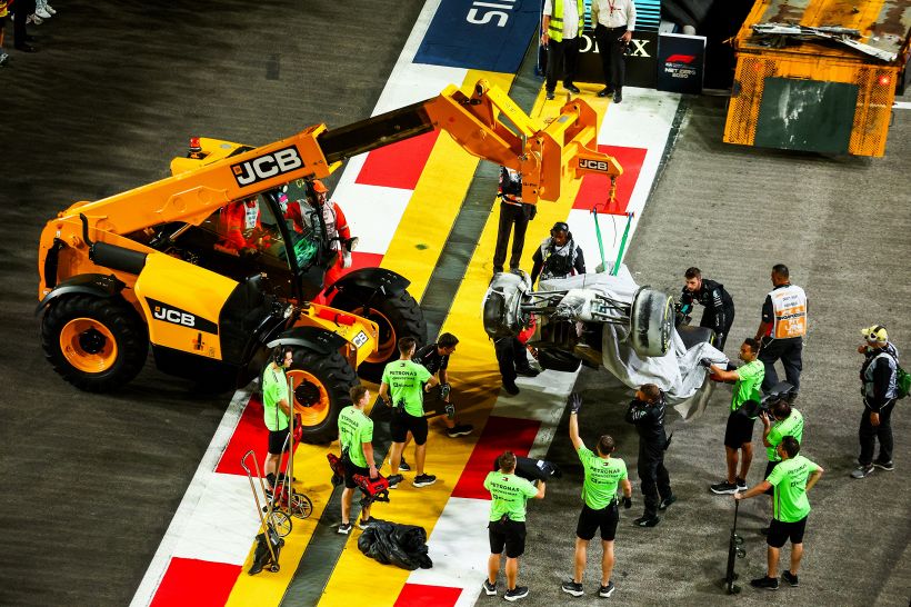 F1, Russell da paura ai test di Abu Dhabi: a muro con la sua Mercedes senza freni, svelato il retroscena