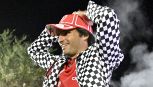 F1, Carlos Sainz distrugge il trofeo della Netflix Cup vinta a Las Vegas. Le immagini