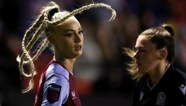 Calcio femminile, Alisha Lehmann cambia look: la campionessa svizzera a tutto trecce