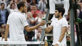 Tennis ATP Finals Torino: Alcaraz batte Medvedev in due set e passa da primo; sarà il russo a sfidare Sinner
