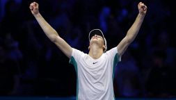 Tennis ATP Finals Torino, uno strepitoso Sinner sfata un altro tabù: Djokovic battuto in tre set!