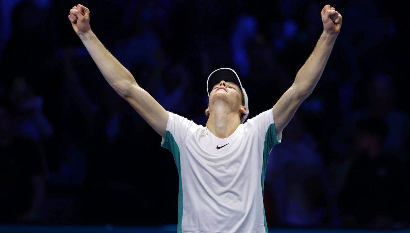 Tennis ATP Finals Torino, uno strepitoso Sinner sfata un altro tabù: Djokovic battuto in tre set!