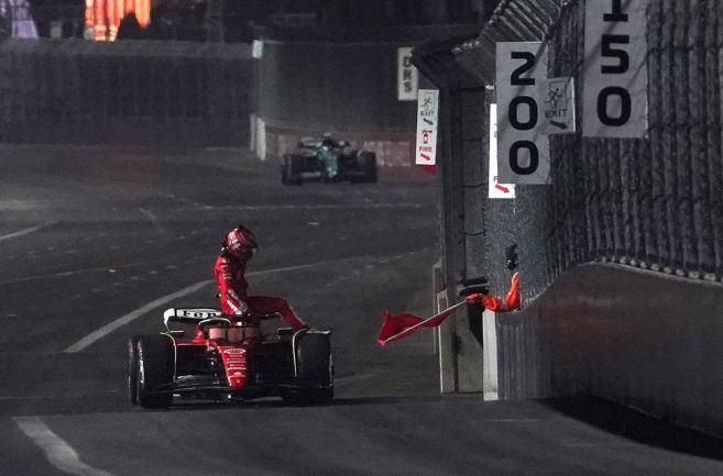 Gp Las Vegas: la Ferrari di Sainz va ko per un tombino