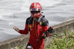 F1, Leclerc sbatte nel giro di formazione: il suo Gp del Brasile finisce prima del via. Le foto