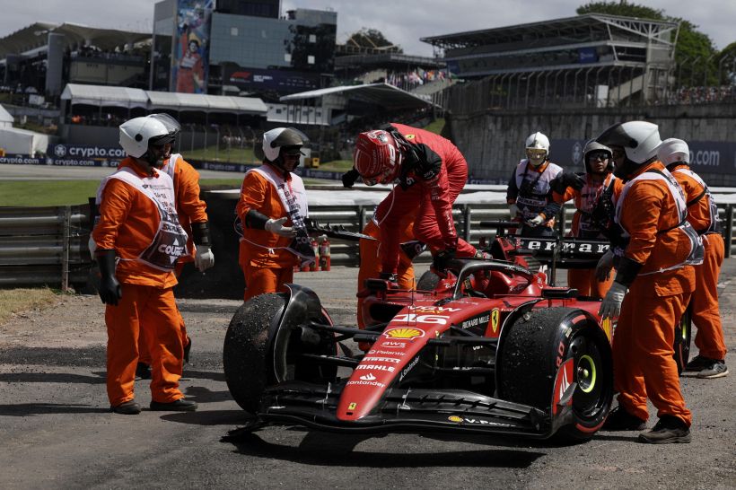 F1 Ferrari, Leclerc oltre il danno la beffa: lo sfottò di Ryanair diventa virale, gli offre un biglietto per Lourdes