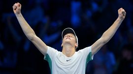Tennis ATP Finals, la notte magica di Sinner, Djokovic “l’antipatico”, le parole di Panatta e il messaggio di Tomba
