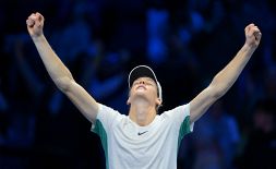 Tennis ATP Finals, la notte magica di Sinner, Djokovic “l’antipatico”, le parole di Panatta e il messaggio di Tomba