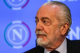Napoli, si ferma anche…De Laurentiis: il presidente operato al ginocchio, sui social si scatena l’ironia