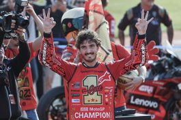 MotoGP, Bagnaia campione del mondo: la festa rossa a Valencia, Chivasso e Borgo Panigale. La gallery