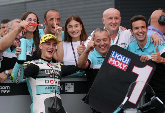 Moto 3 Mondiale 2023 la classifica finale: vince lo spagnolo Masia, beffato Sasaki, indietro Nepa e Rossi. La gallery