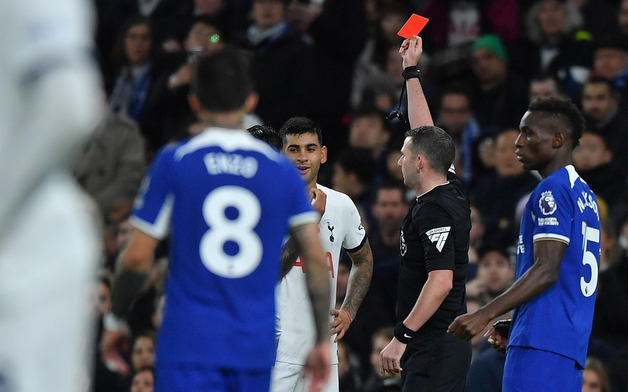 Calcio, rivoluzione per gli arbitri: arriva il cartellino Blu