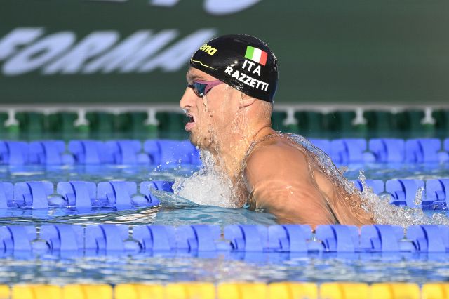 Nuoto Assoluti Razzetti nella storia: record nei 400 misti e pass per Parigi, alle Olimpiadi anche Miressi