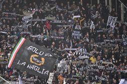 Fiorentina-Juve: la curva bianconera tira in ballo l’alluvione, il figlio di Italiano rischia l’aggressione