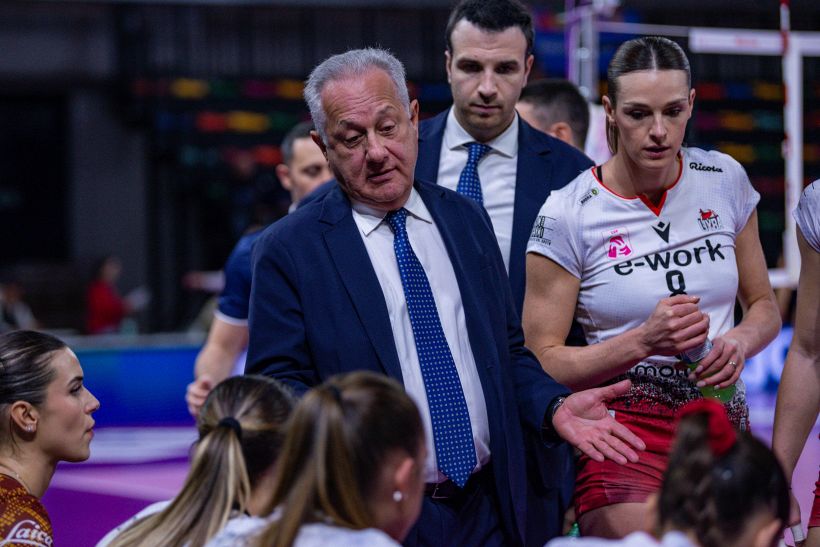Volley A1 femminile Busto Arsizio, Velasco nel mirino dei tifosi. E una bordata arriva anche dal presidente Pirola