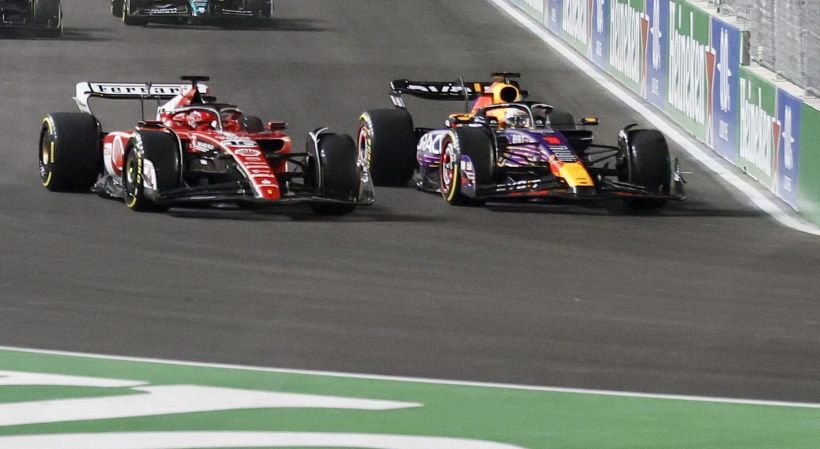 F1, Gp Abu Dhabi: Verstappen fa la pole, un gran Leclerc mette in prima fila la Ferrari. Incubo Sainz fuori in Q1