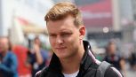 F1, Mick Schumacher dice addio: 'Voglio correre'. L'ombra di papà Michael, il flop in Haas, la carezza di Wolff