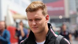 Mick Schumacher lascia la F1: "Voglio correre". L'ombra di papà Michael. E Bottas gli frega il posto in Mercedes