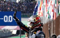 F1, GP Brasile: Verstappen imbattibile davanti a Norris e un super Alonso a podio in volata. Ferrari: Sainz 6°, incubo Leclerc fuori
