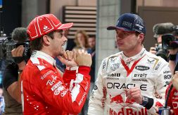 F1, team radio GP Las Vegas: Leclerc furioso con Verstappen, poi il siparietto a fine gara. Max canta ma finisce nella bufera