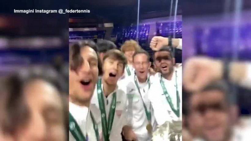 Tennis, i festeggiamenti della nazionale dopo la vittoria in Coppa Davis