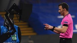 Italia-Macedonia, dirige Zwayer: chi è l’arbitro che lasciò il campo per protesta