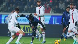 Milan ko con l'Atalanta, tifosi inviperiti: chiesto l'esonero di Pioli, nel mirino pure arbitro e calciatori
