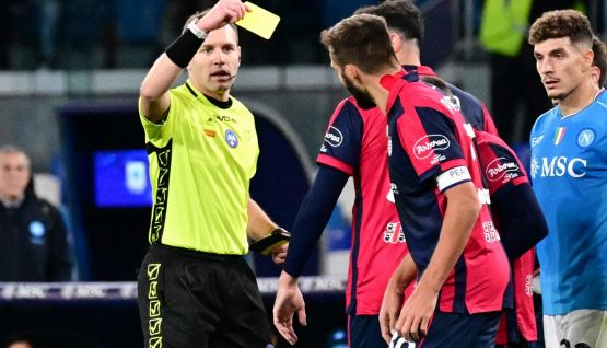 Napoli-Cagliari, moviola: L’arbitro perde la testa e ne ammonisce 8 poi l’errore più grande